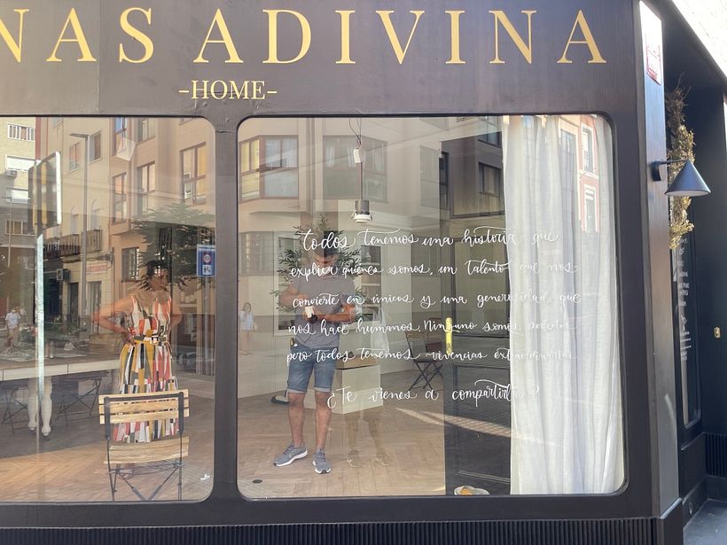 Decoración escaparate Cenas Adivina Home 10