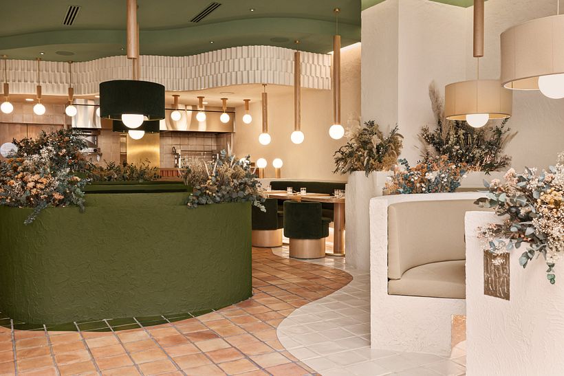 Pukkel, restaurante em Huesca projetado por Masquespacio e caracterizado por incorporar formas e cores orgânicas
