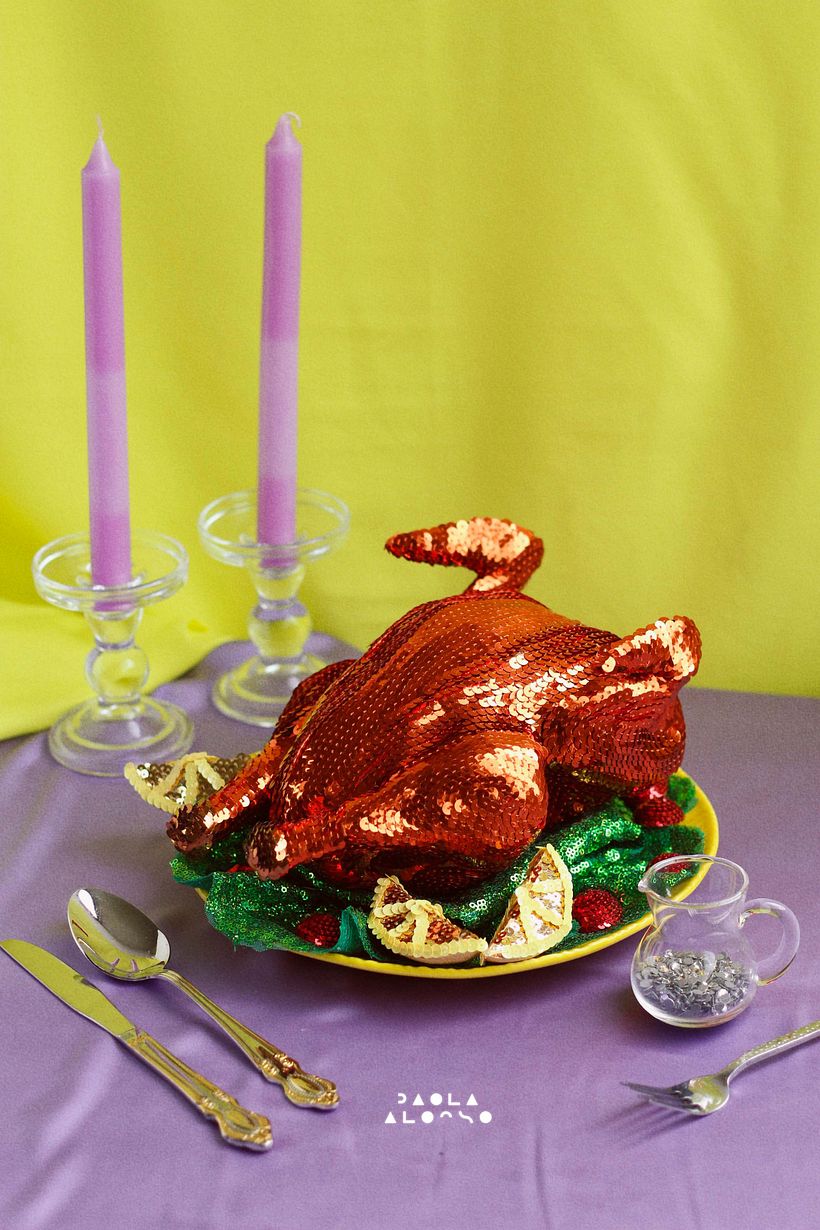 Finally we glued the sequins in the shape of the turkey's muscles to create a better visual effect.