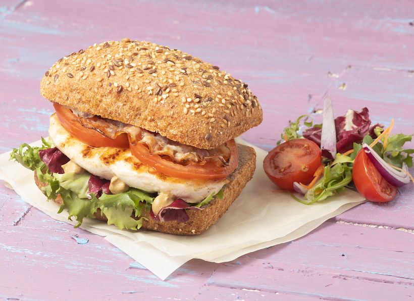 Sandwich de pollo, ensalada y bacon con pan integral