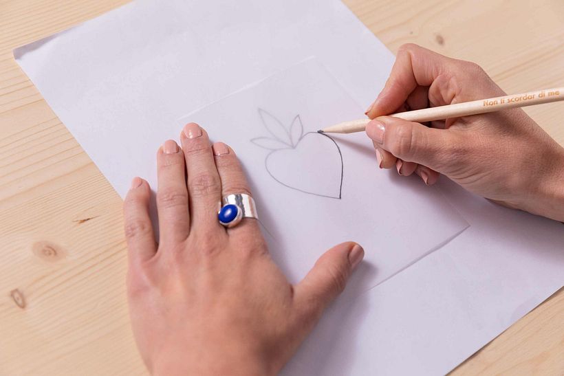 Scelto il disegno, lo riporta su carta da lucido