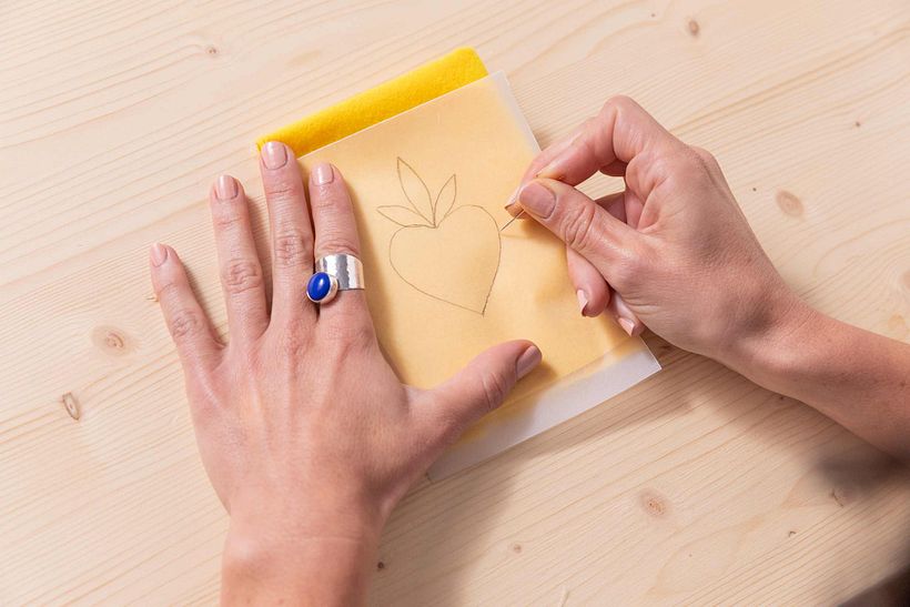 Poggiando la carta su una superficie morbida, con un ago foro tutto il disegno