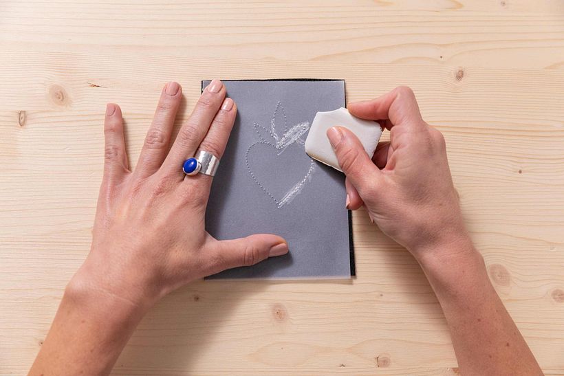 Riporto il disegno del cuore su feltro nero, base del patch