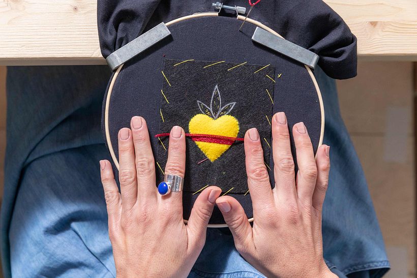 Posso passare al ricamo del cuore, partendo dall'imbottitura in feltro e proseguendo con il ricamo 