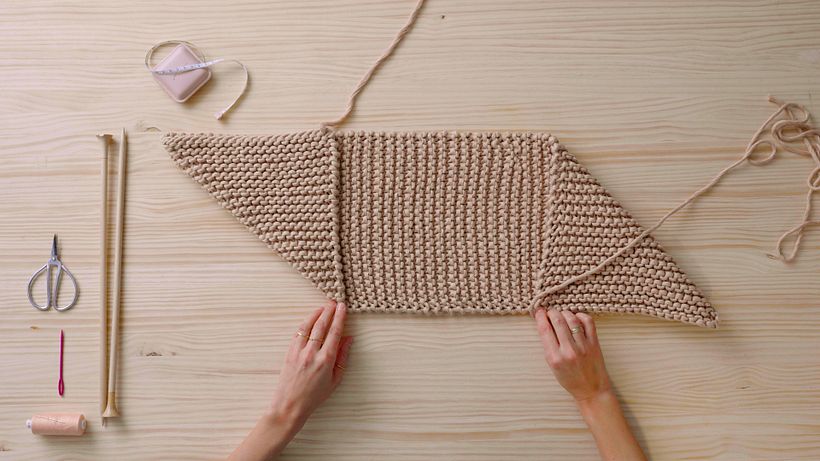 Dobla las esquinas para dar forma al bolso