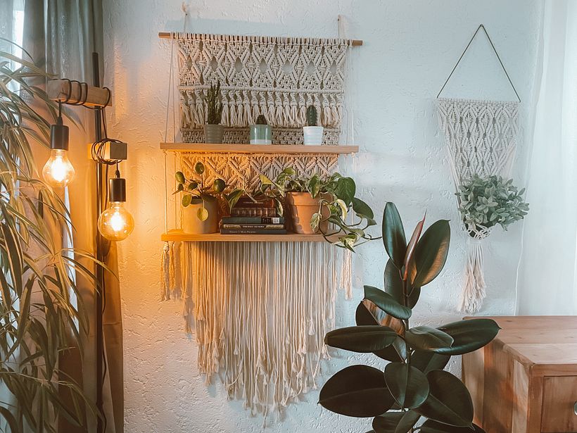 Ein großes Makramee Regal mit zwei Brettern, im Boho Stil.
