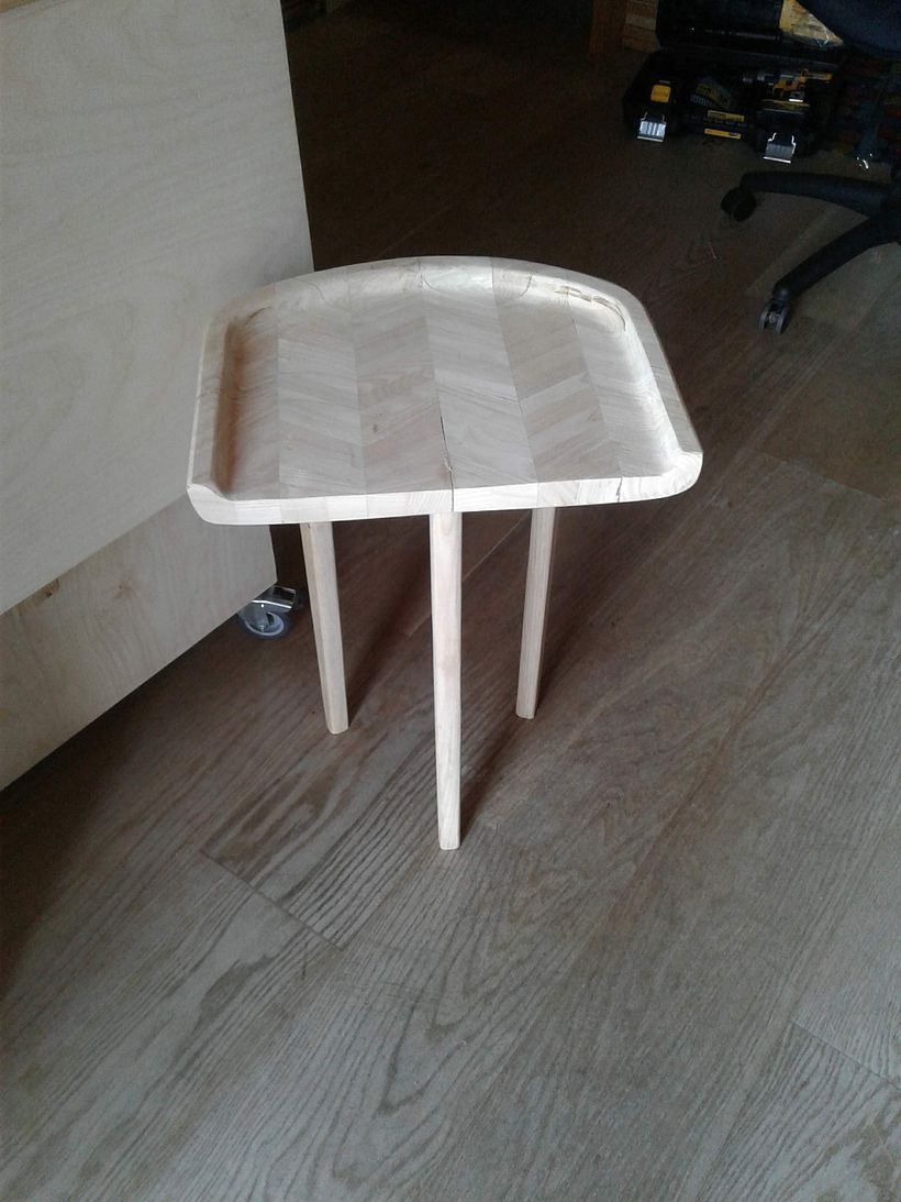 première ébauche, tabouret en chataignier, ce bois est très agréable à travailler!