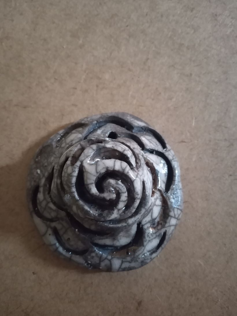 Medalhão Cerâmica vitrificada em técnica de Raku 