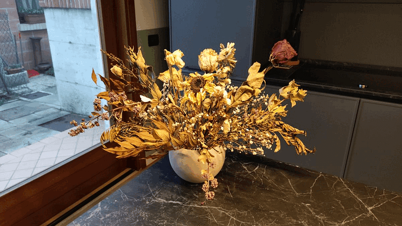 Il mio progetto del corso: Design di centrotavola con fiori essiccati e stabilizzati 10