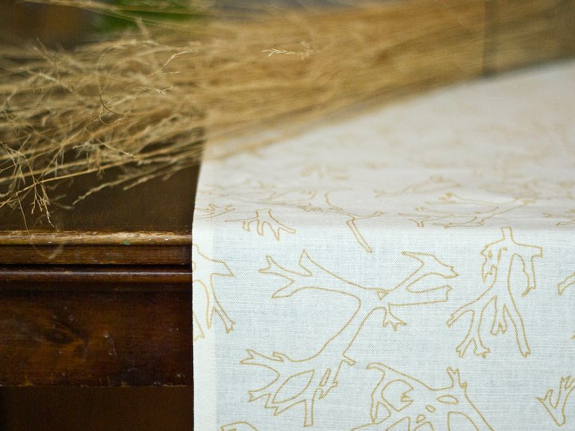 caminho de mesa de linho com padrão de rena e líquen