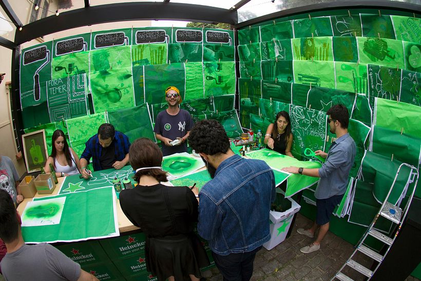 oficina de customização de posters para composição do grande mural