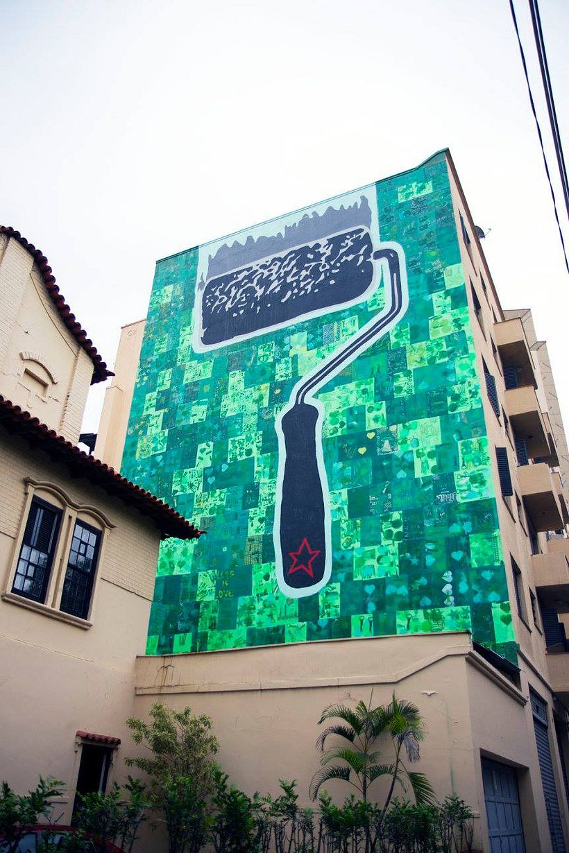 pintura mural e colagem de posters produzidos durante oficina com público do evento