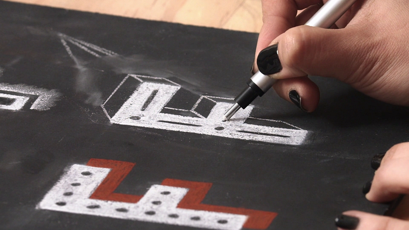 La tiza blanca es el material fundamental que debes tener a la mano al iniciar un proyecto de lettering.
