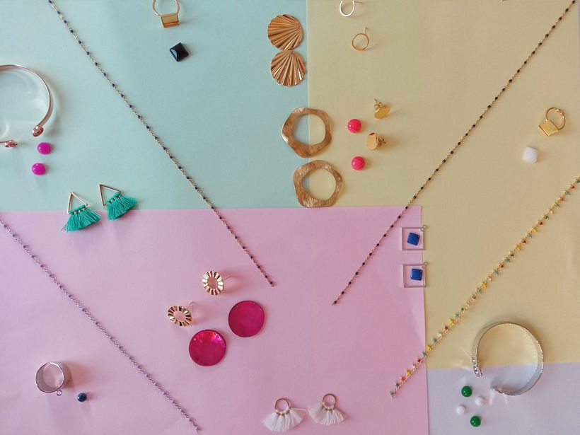 photo prise d'en haut afin d'assembler et de présenter les nouveaux éléments de la nouvelle collection de bijoux