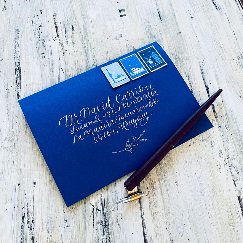 Empfänger der Zustellung auf der Namensliste, blauer Umschlag, weiße Tinte von Dr. Ph. Martin, Nikko G. Stift