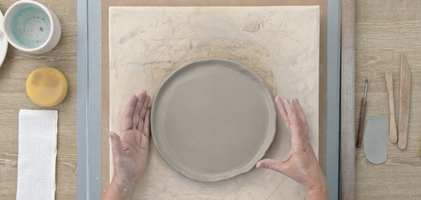 Modelé el plato con la técnica de placa o plancha