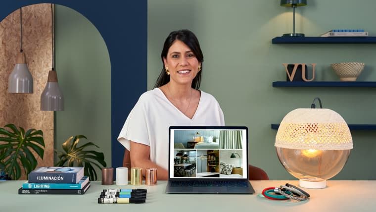 En el curso "Diseño profesional de lámparas: transforma un espacio con luz", entenderás los esenciales de la iluminación. 