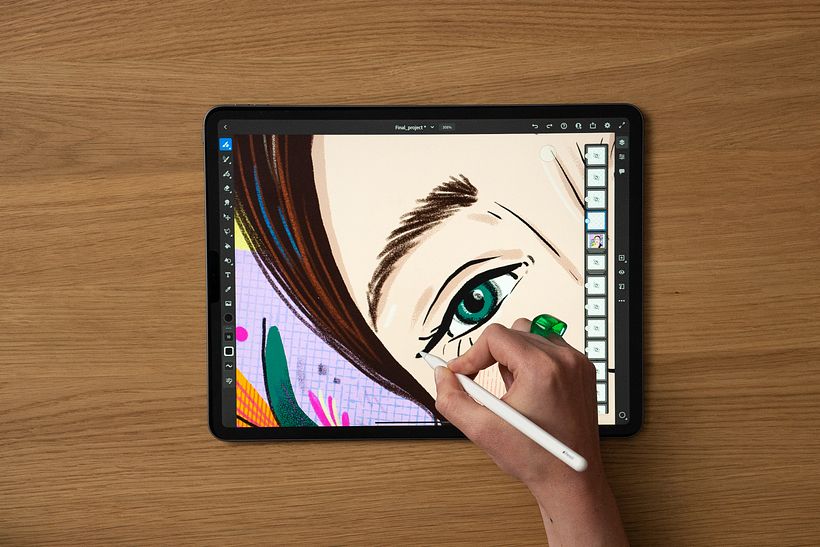 Carina Lindmeier desenhando em seu tablet com Adobe Fresco
