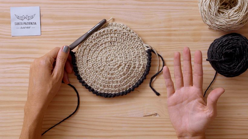 Teje sobre el borde de unión con un hilo de otro color para decorar.
