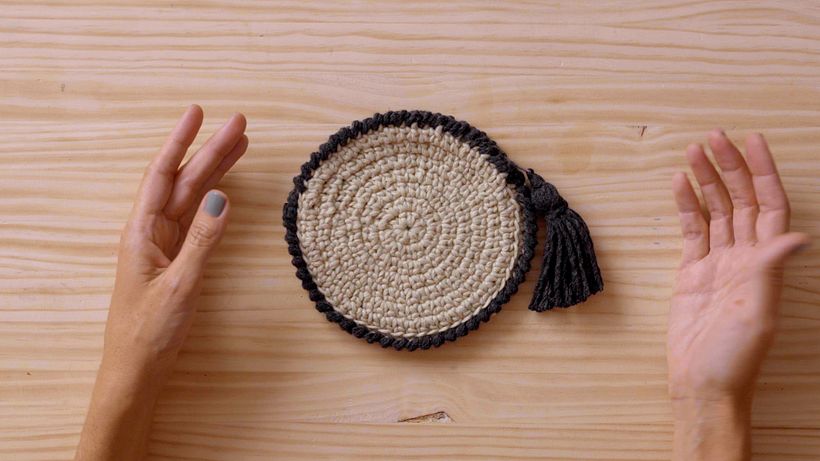 Coloca la cremallera y detalles de decoración.