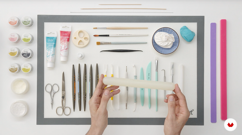 El rodillo de policarbonato funciona mejor que un rodillo convencional debido a que evita que la masa se pegue. 