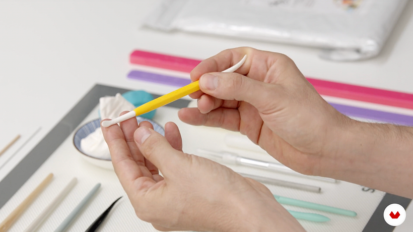 El "dresden tool" es una herramienta esencial para lograr trazos libres y dibujar líneas sobre la masa.