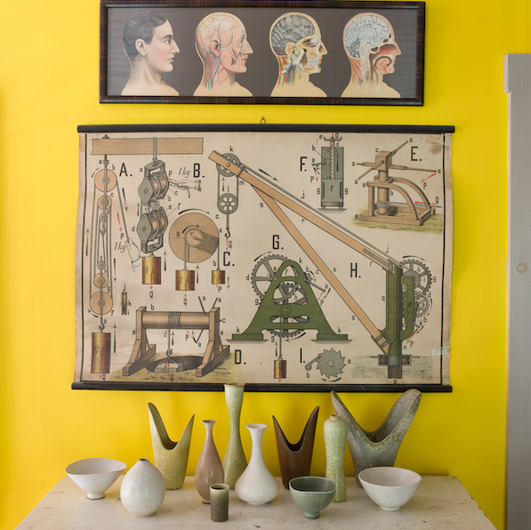 Ceramiche di metà secolo e un vecchio grafico scolastico riecheggiano forme simili.
