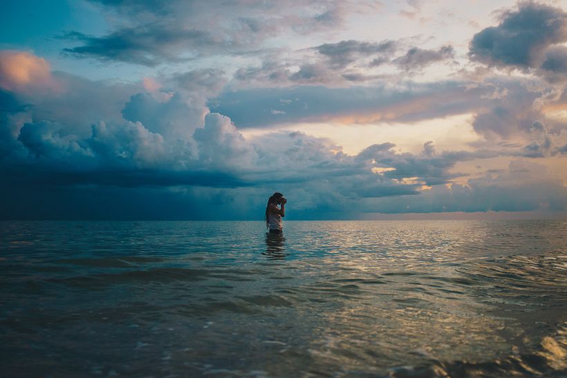 La profundidad de campo es mayor si nuestra modelo está más alejada. Foto Eddie Kopp. Unsplash