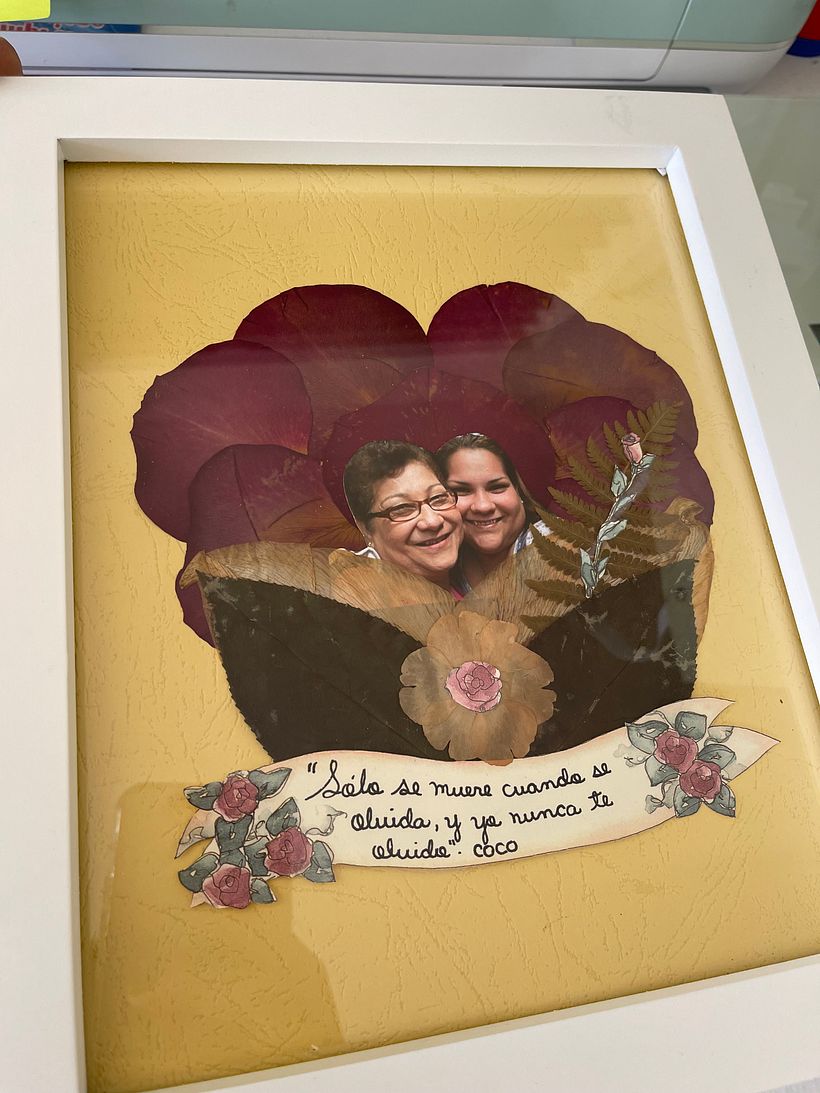 Mi proyecto final lo hice para mi gran amiga que su mamá falleció. Utilicé flores de su despedida para este gran recuerdo.