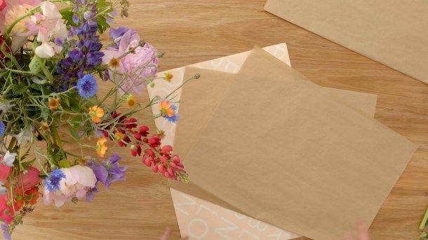Pliez votre papier de soie en deux en formant un angle.