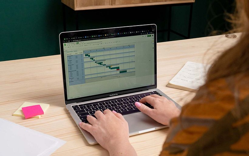 Tools like Gantt charts are explored in Sophie's course.