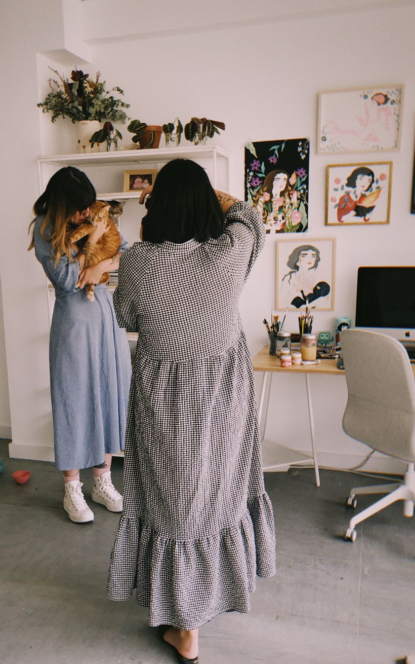 María Hesse posó con uno de sus gatos. Atrás puedes ver al otro, reticente, apenas asomado.