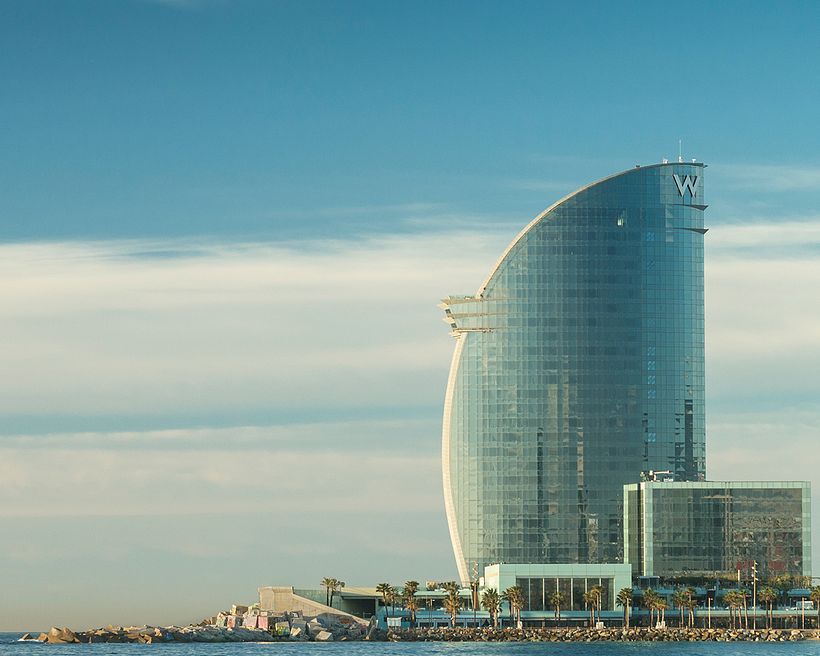 Con el Hotel W, Bofill le da un nuevo hito al plan de renovación urbana de Barcelona. 