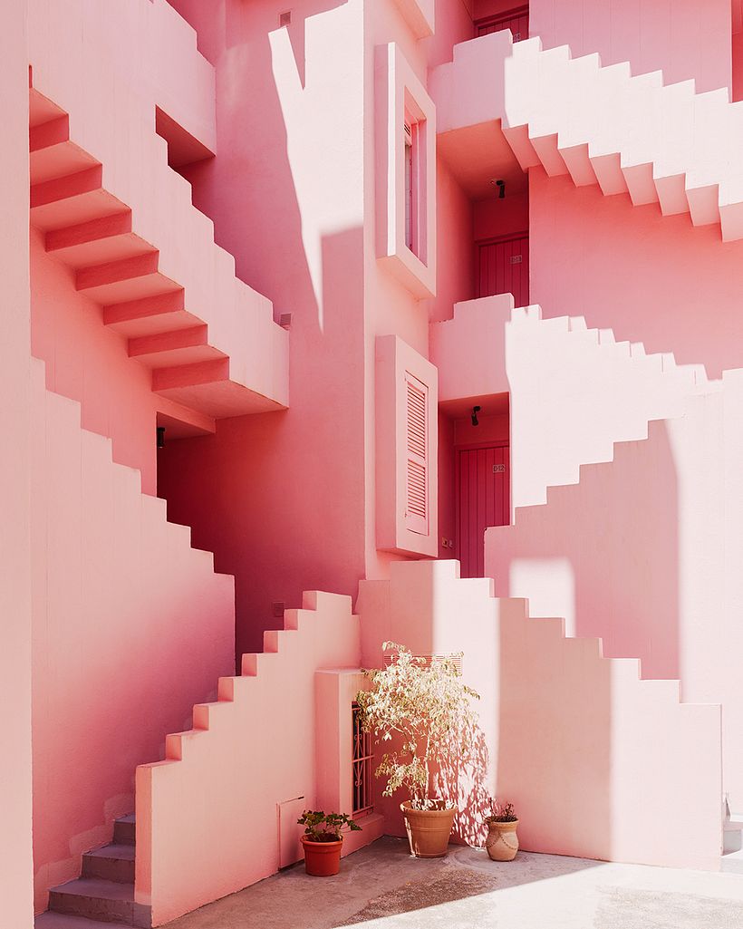La muralla roja de Bofill sale referenciado en la exitosa serie coreana El Juego del Calamar. 