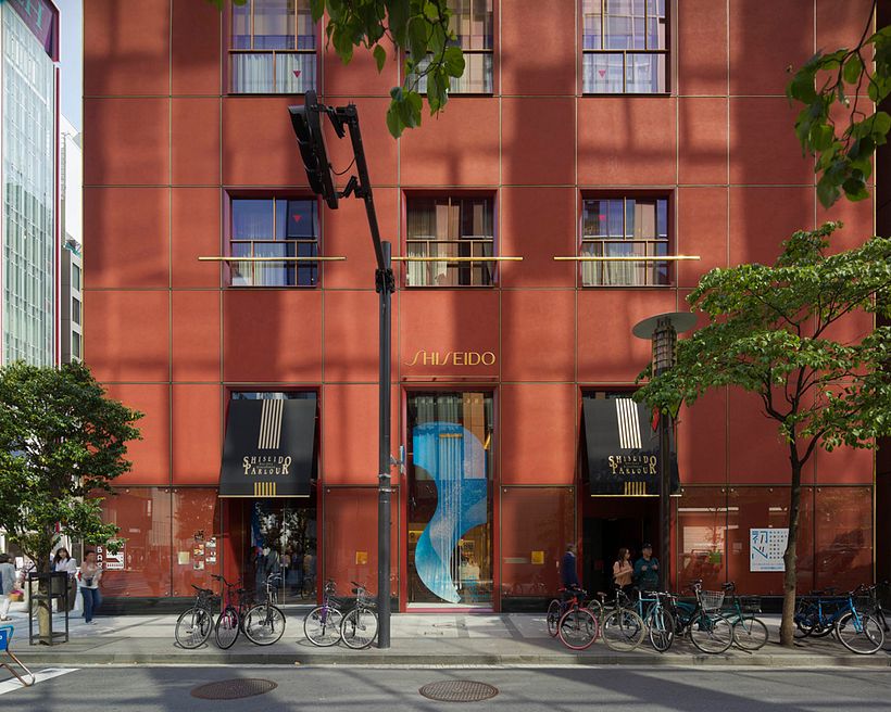 El edificio Shiseido es un homenaje al distrito Ginza y a la empresa de cosméticos más antigua de Japón. 