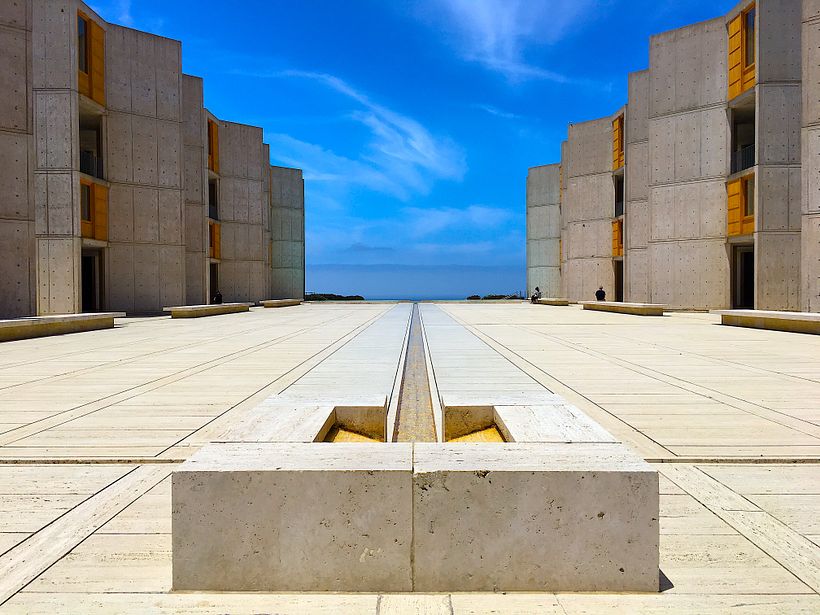 El edificio del Salk Institute es un buen ejemplo de la neuroarquitectura. Foto de Codera23 vía Wikimedia.