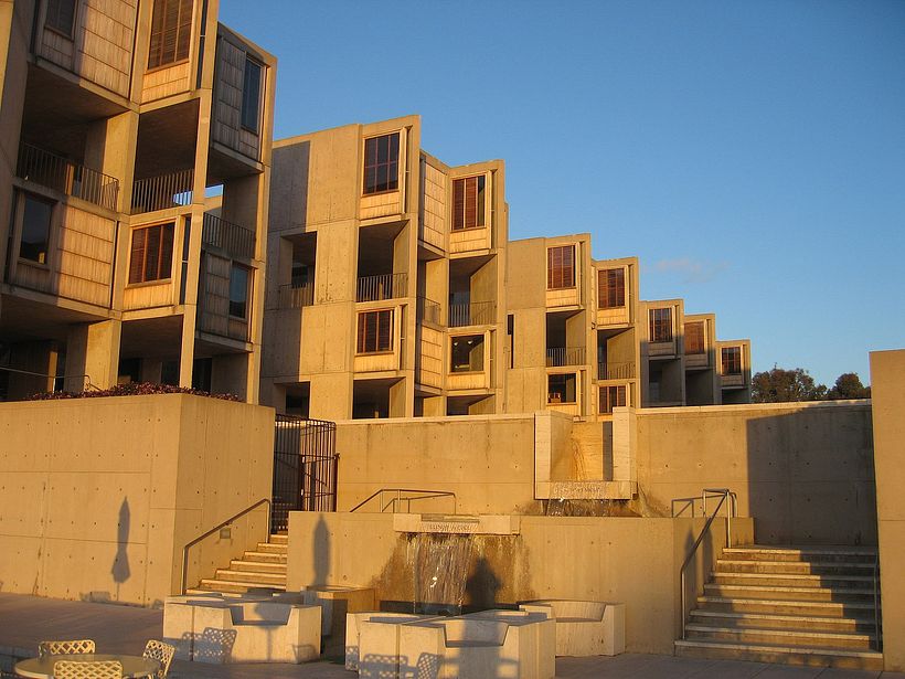 El Salk Institute es considerado el primer edificio de la neuroarquitectura. Foto de Sam Felder vía Wikimedia Commons.