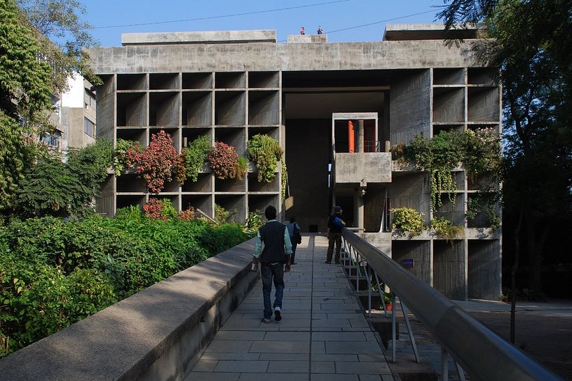 Edificio Mill Owners’ Association, diseñado por Le Corbusier. Foto de Sanyam Bahga vía Wikimedia Commons.