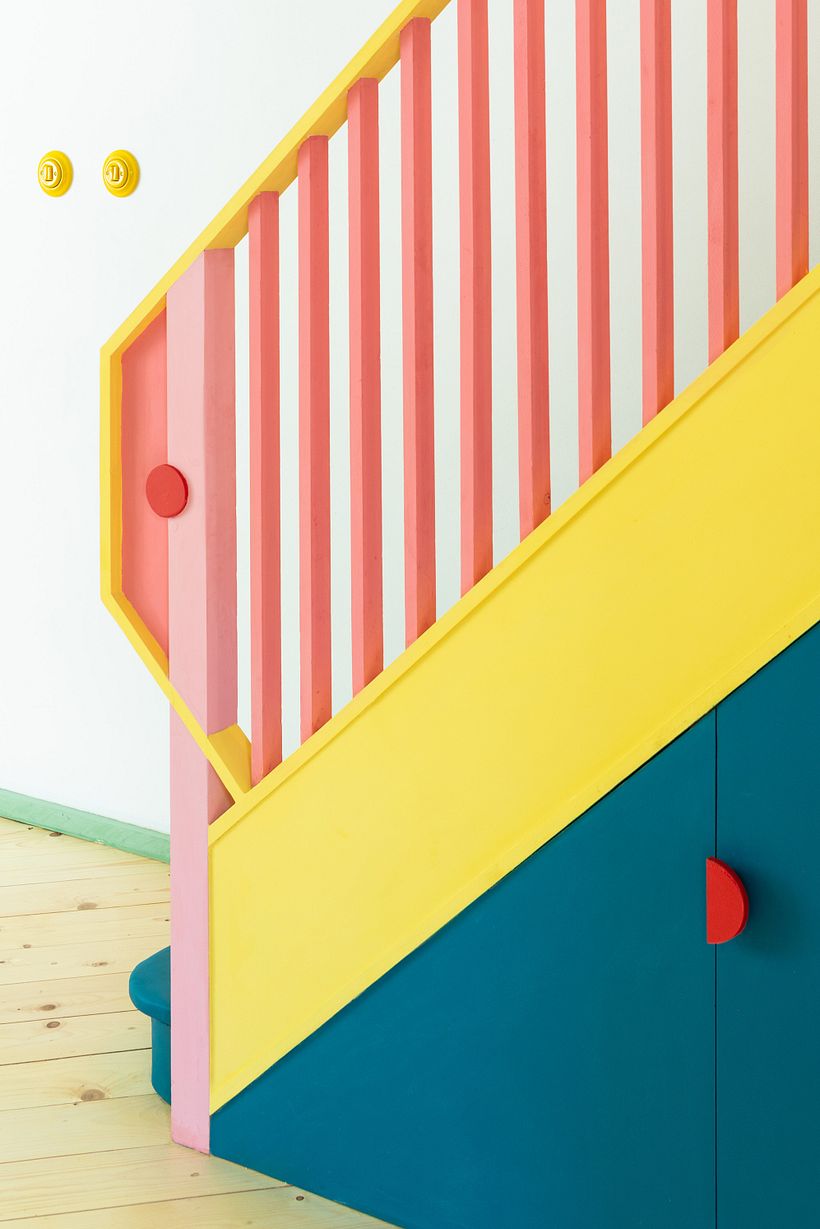 Escalera alegre y luminosa que añade color al espacio abierto.