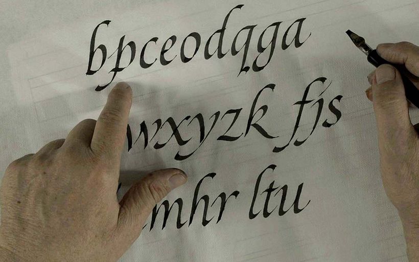 This precise Italic script features groups of letters with similar features and small ornaments.