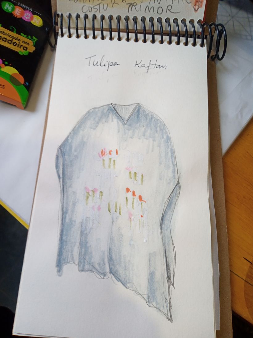 Kaftan com tulipas em silk e bordado