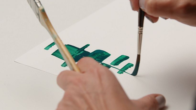 Con un pincel delgado, pinta troncos y ramas. 