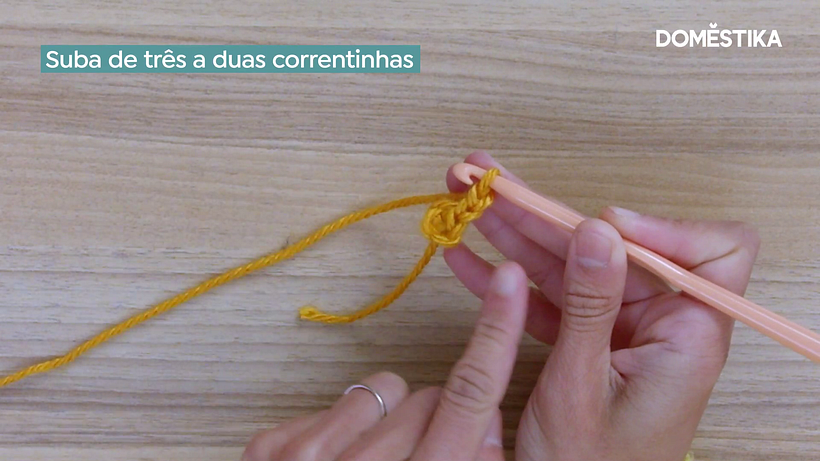 Para começar, suba de três a duas correntinhas.