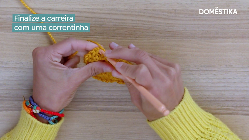 Finalize a carreira com uma correntinha e feche com o ponto baixíssimo
