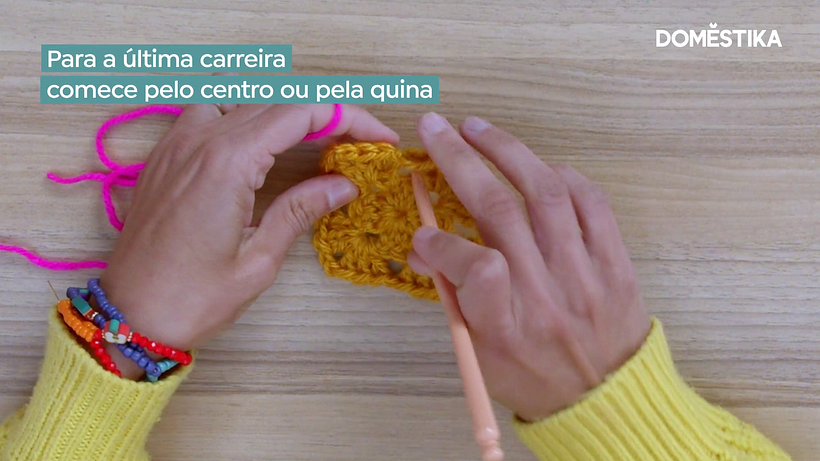 Para a última carreira, que será a borda do quadrado, comece pelo centro ou pela quina
