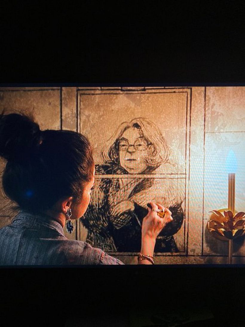 La protagonista, Selena Gomez, con un dibujo de Laura Pérez para la serie "Solo asesinatos en el edificio". 