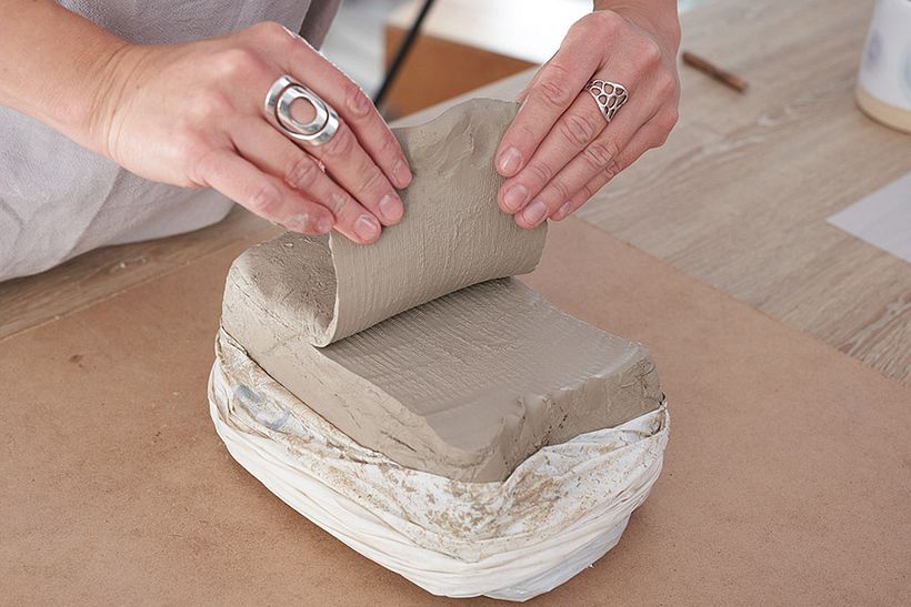 La arcilla blanca de baja temperatura es uno de los materiales que necesitarás.