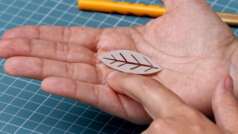 Silueta en positivo con nervadura en negativo. 