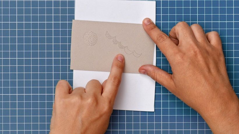 Marca pinchazos con un alfiler para crear sombras. 