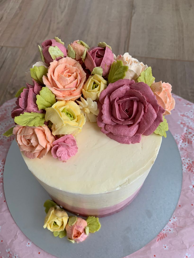 Mi Proyecto del curso: Flores de crema de mantequilla para cake design 6